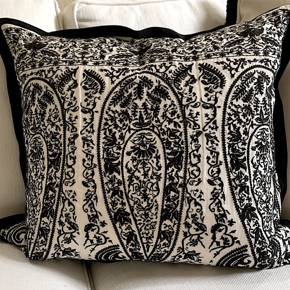 Ethan Allen Linen Paisley Pillow - Picture 3 of 9
